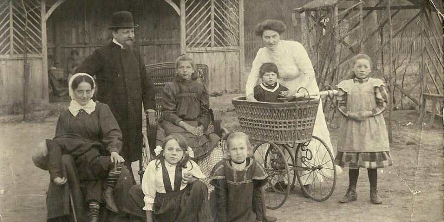 Rodzina z dziećmi stojąca w ogrodzie