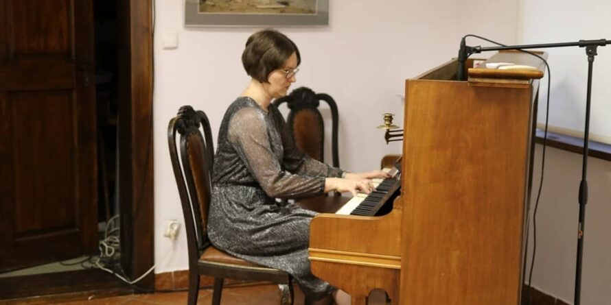 Zdjęcie przedstawia pianistkę podczas gry