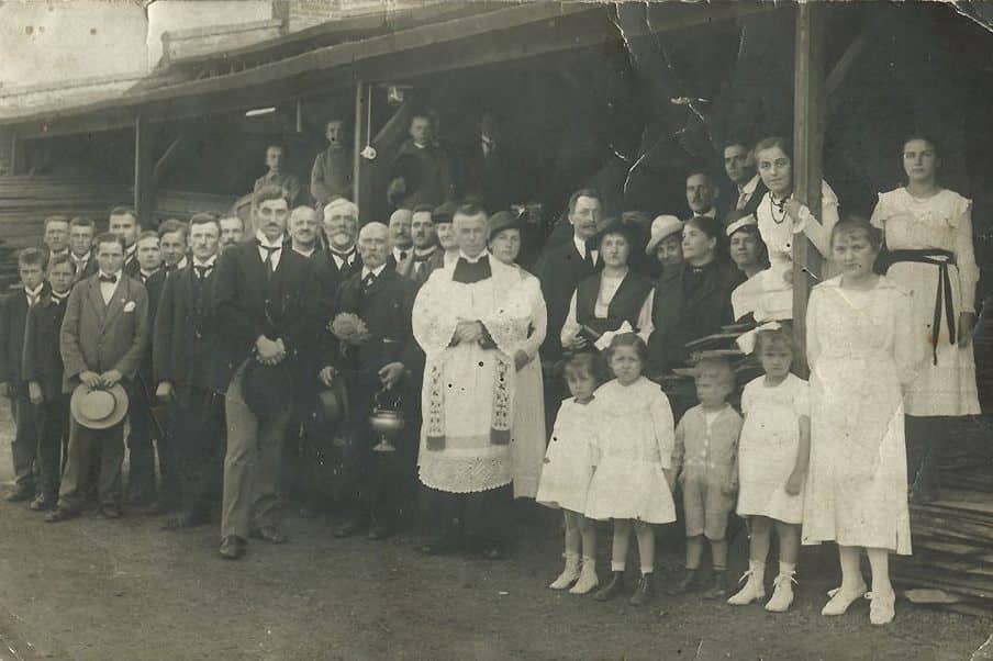 Ksiądz Niesiołowski ( w środku) w latach 30. XX wieku.
