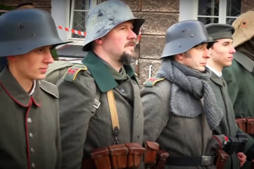 Zdjęcie przedstawia stojące osoby w niemeickich mundurach z czasów II wojny