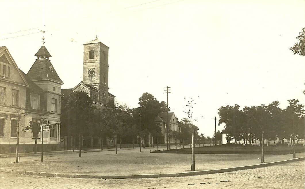 Widok na obecny Plac Wolności oraz kościół w przeszłości ewangelicki